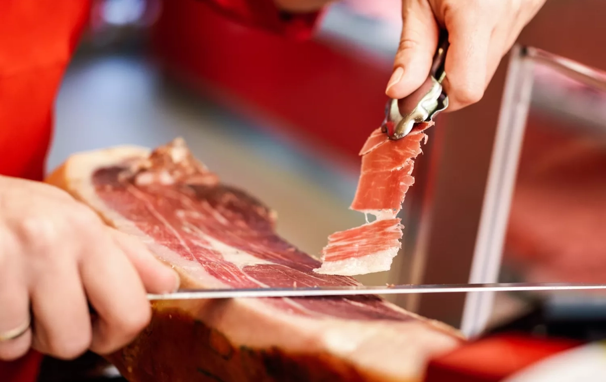 Un cortador profesional de jamón ibérico / FREEPIK