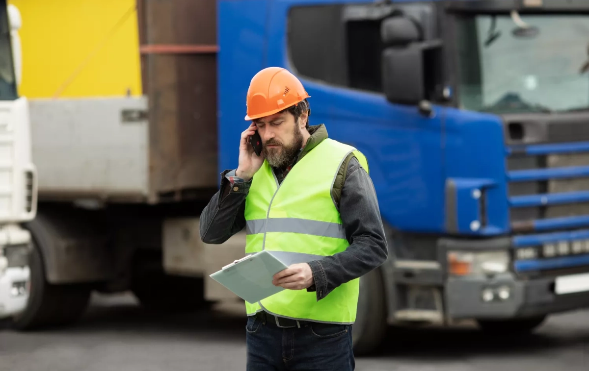 Un transportista habla por teléfono / FREEPIK