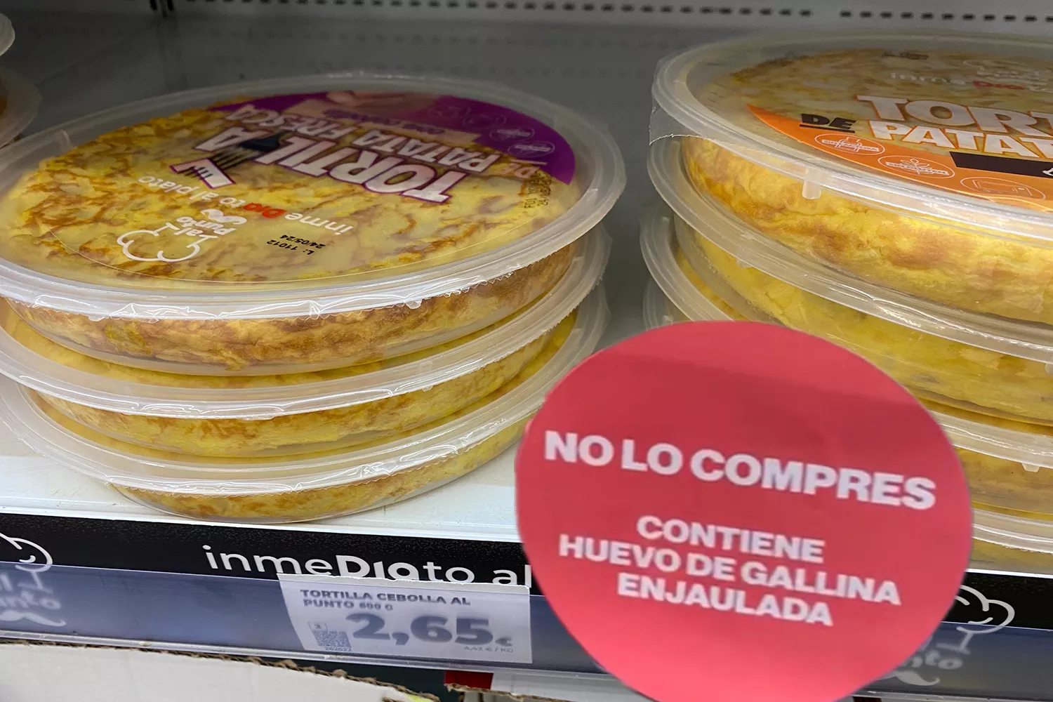 Montaje de la tortilla de supermercados Dia con huevos de gallinas enjauladas y una etiqueta de Observatorio del Bienestar Animal / CG