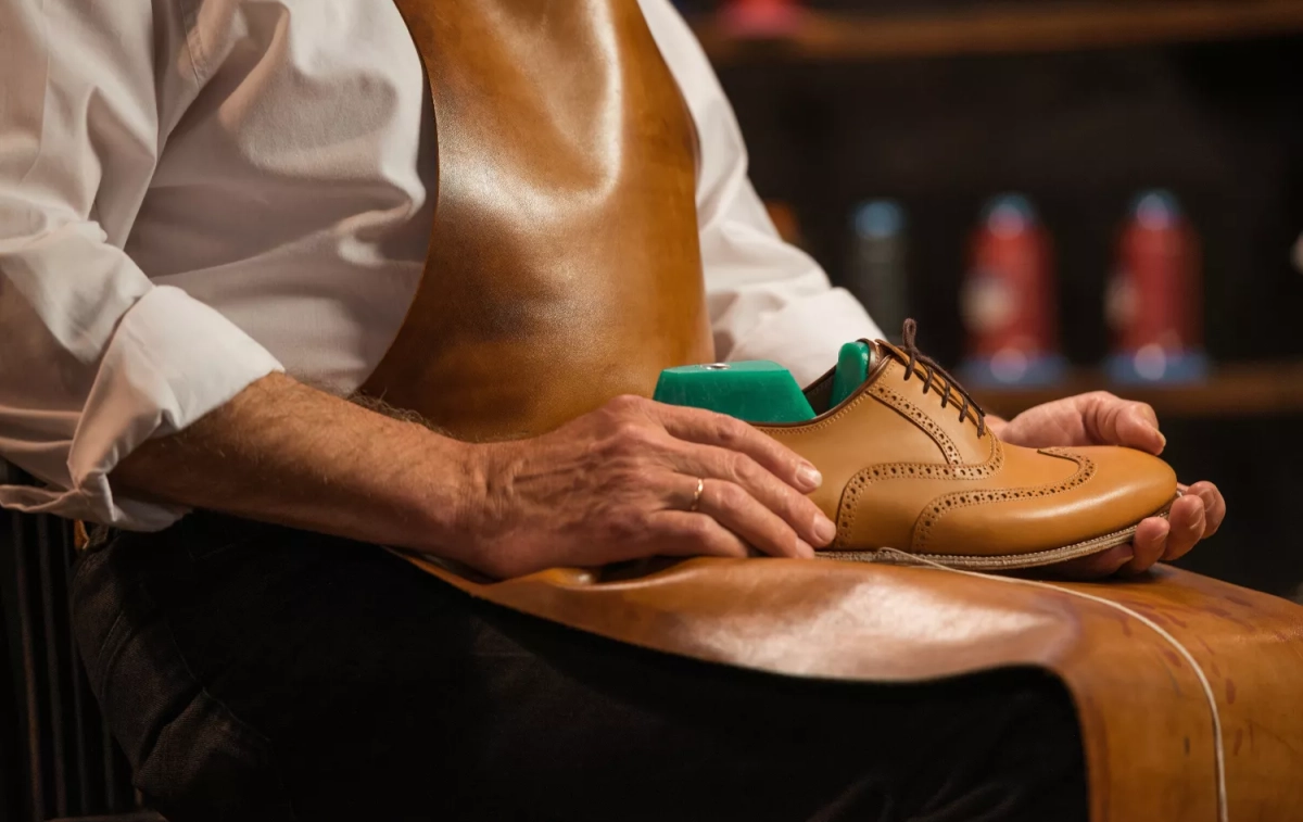 Un artesano con unos zapatos de piel / FREEPIK - @drobotdean