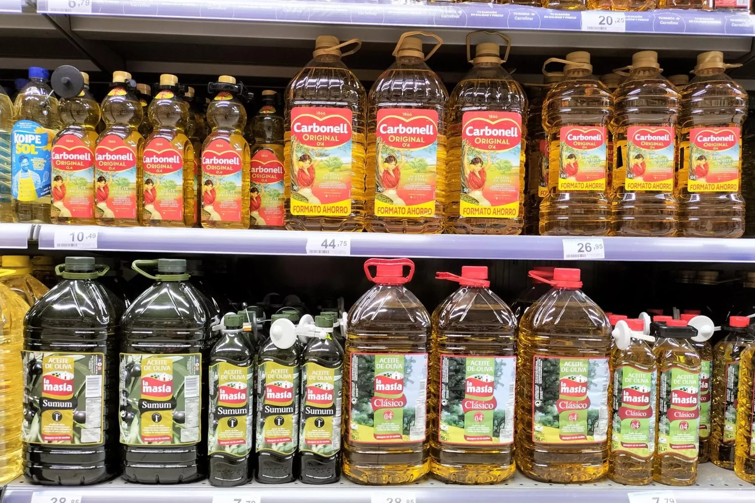 Varias garrafas de aceite en un supermercado / EFE