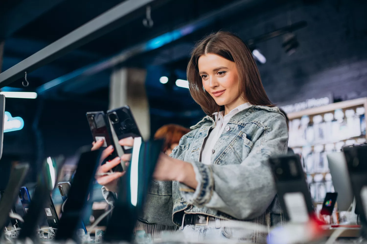 Una chica en una tienda de artículos de electrónica / FREEPIK - @senivpetro