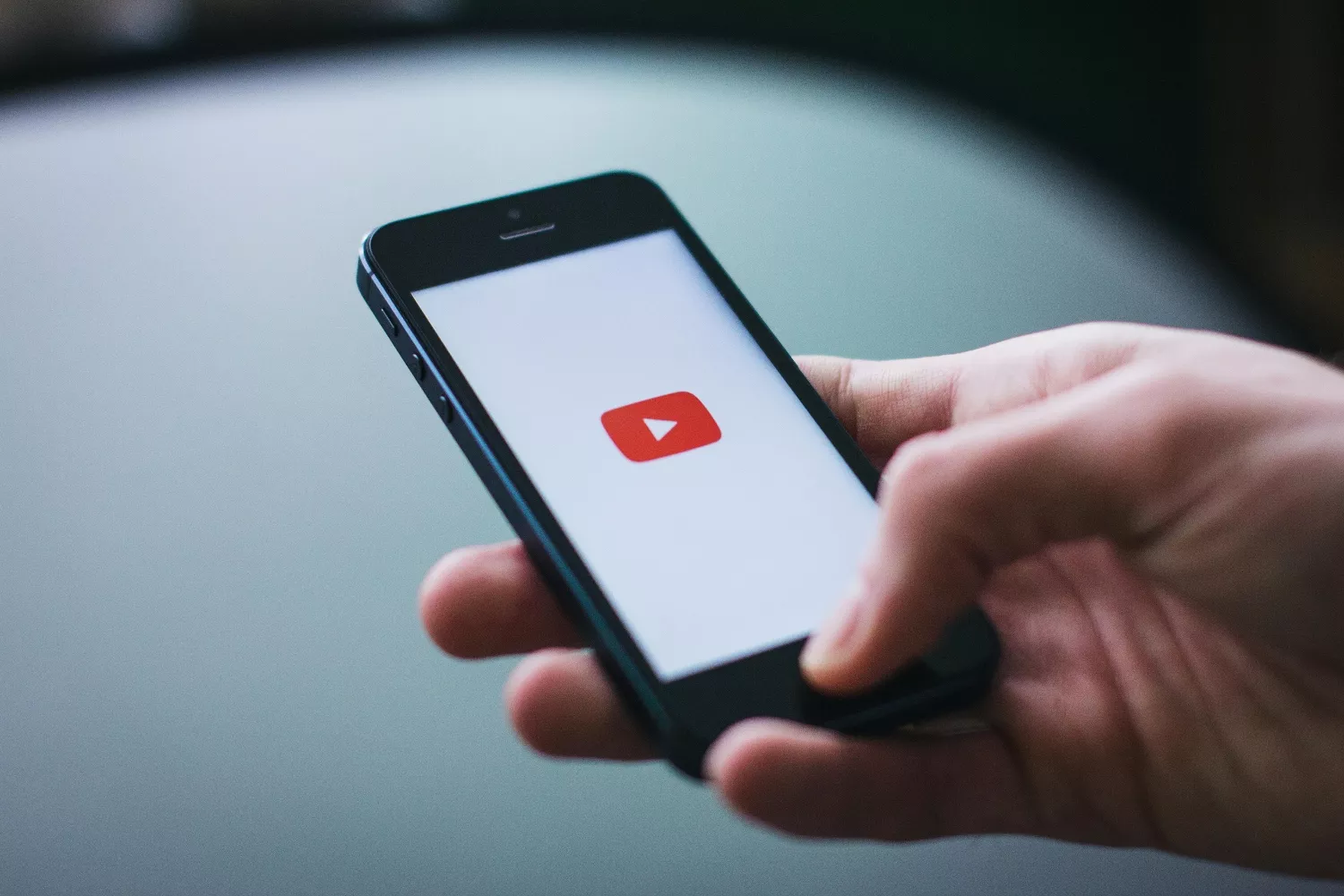 Una persona abre la app de YouTube en su móvil / PEXELS