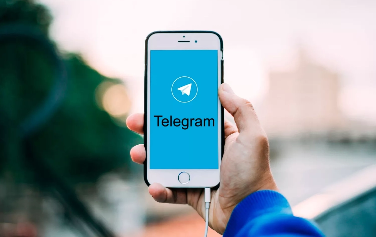 Una persona sostiene un móvil en el que está instalado Telegram / PIXABAY