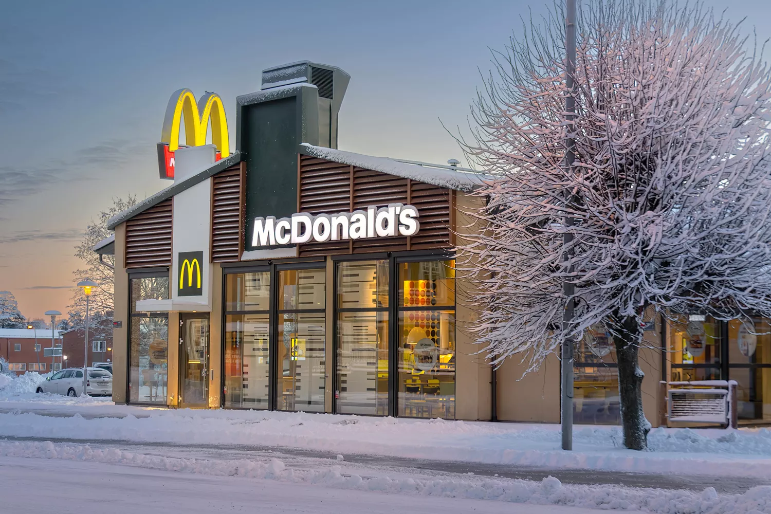 Un McDonald's rodeado de nieve / PEXELS