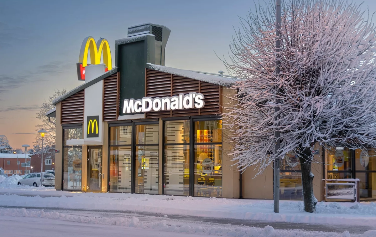 Un McDonald's rodeado de nieve / PEXELS