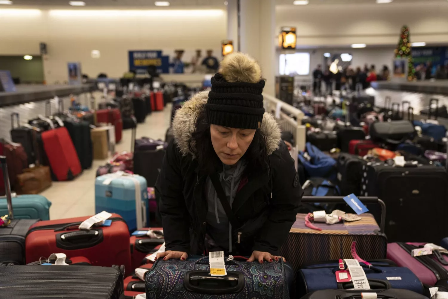 Una persona busca su equipaje entre varias maletas en el aeropuerto Midway (Chicago) después de viajar con una aerolínea / E. Jason Wambsgans - EP