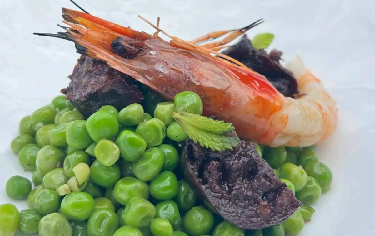 Guisantes con gamba y butifarra negra