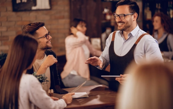 Dos personas en un bar /  FREEPIK