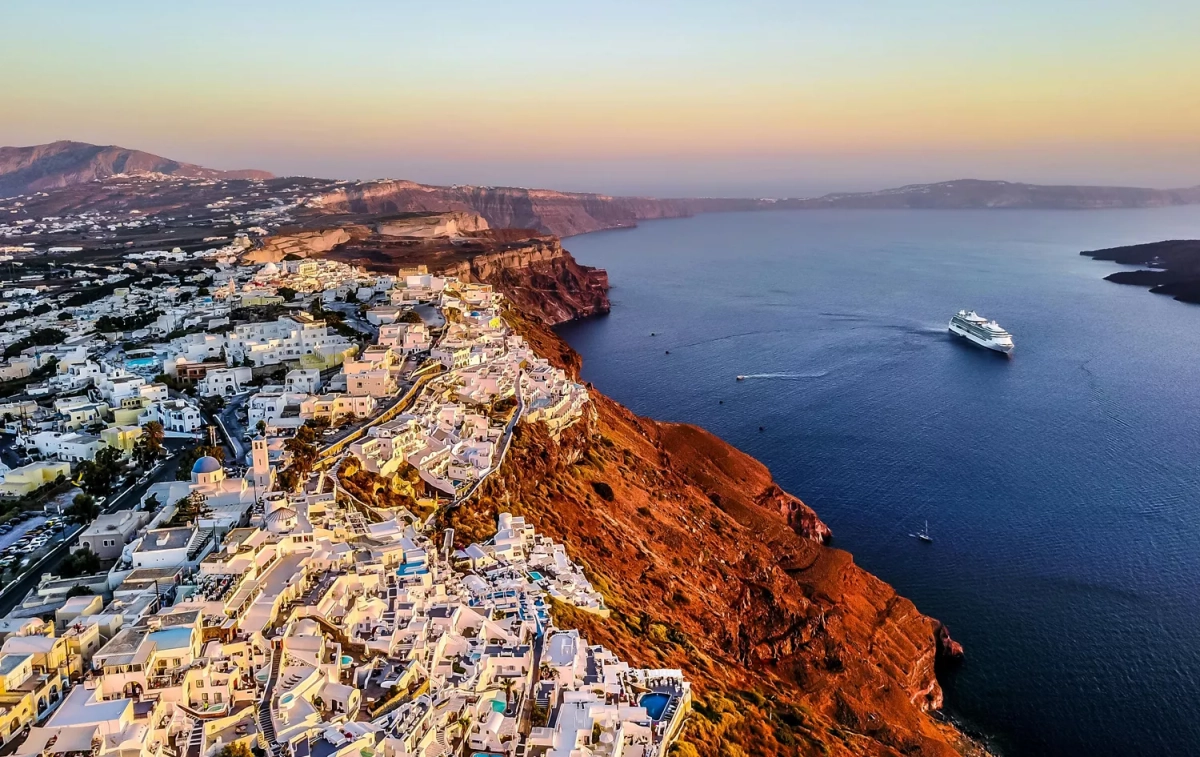 Vista aérea de Santorini, una de las seis islas del ranking elaborado por AirHelp / PEXELS