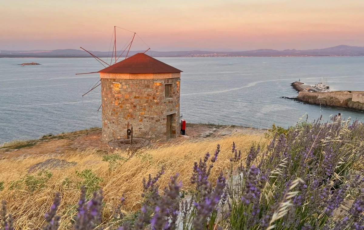 Un molino en la isla de Bozcaada, en Turquía / PEXELS