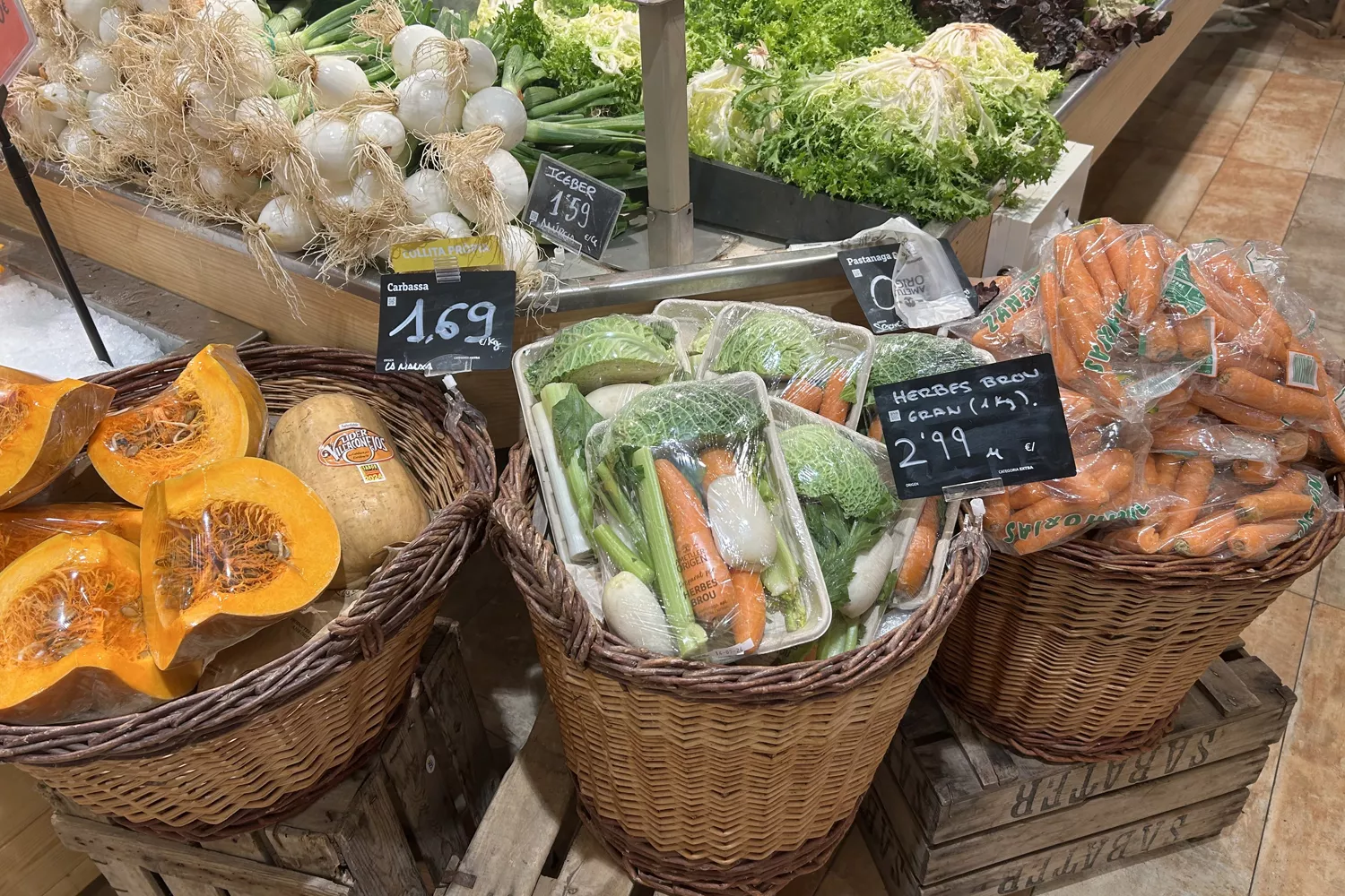 Frutas y verduras en envases de plástico de un solo uso en un supermercado Ametller Origen / CG