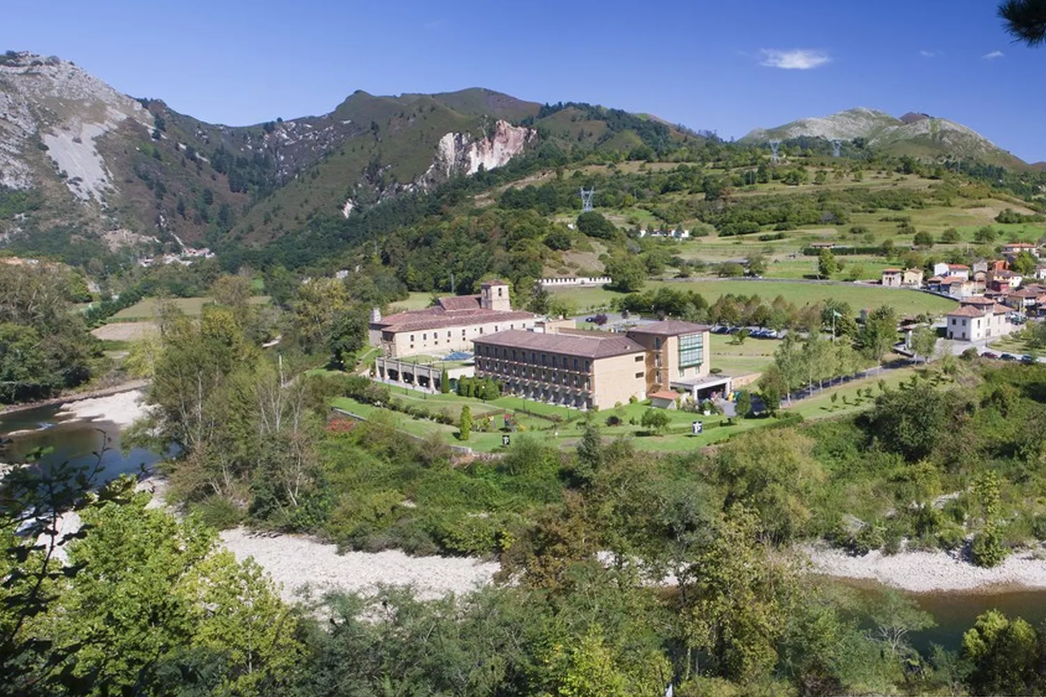 El conjunto de edificios que forman el Parador de Cangas de Onís / PARADORES