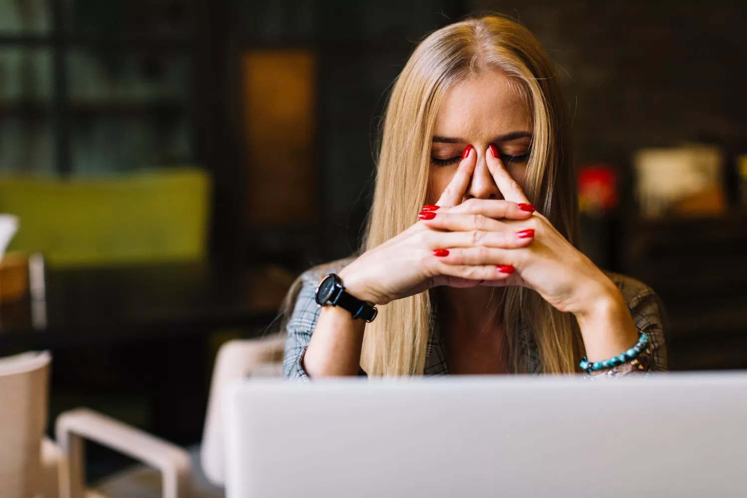 Una mujer ante su ordenador, frustrada tras recibir un correo malicioso que puede ser una estafa / FREEPIK