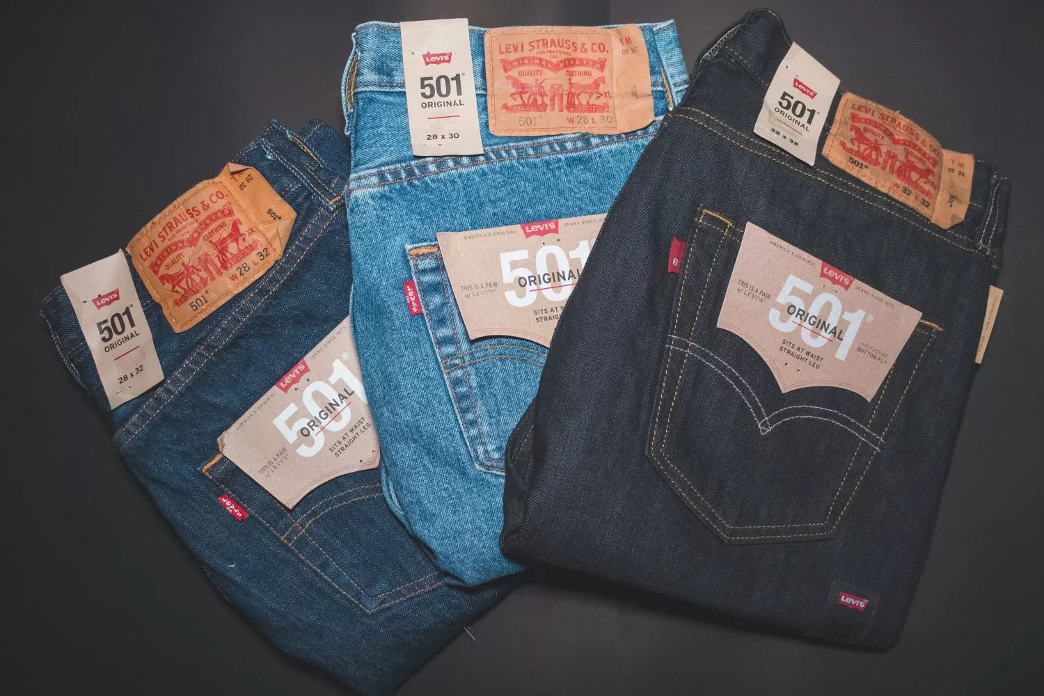 Varios vaqueros Levi's / UNSPLASH