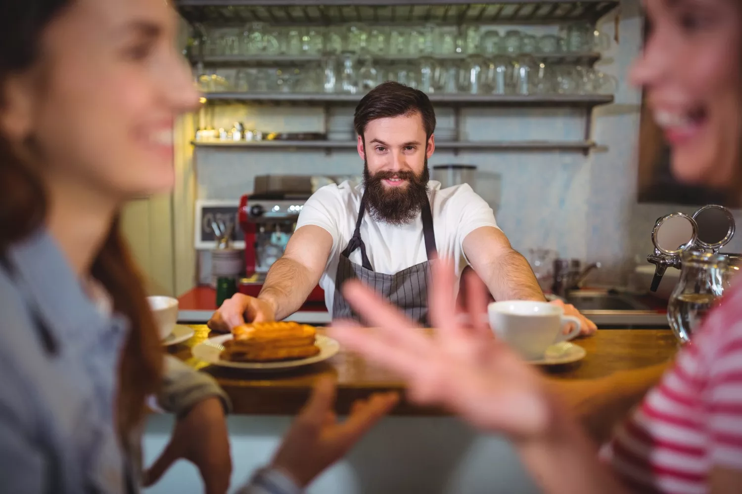 Un profesional en un restaurante donde se sirve quinta gama / FREEPIK