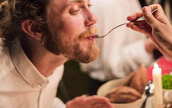 Una persona prueba un plato / FREEPIK Una persona prueba un plato / FREEPIK