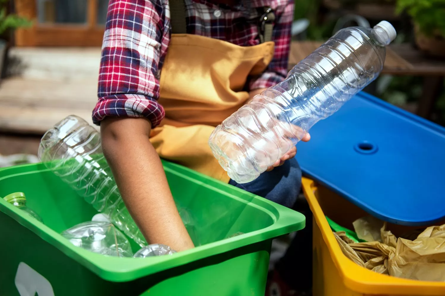 Una persona recicla para tener una vida más ecológica / FREEPIK