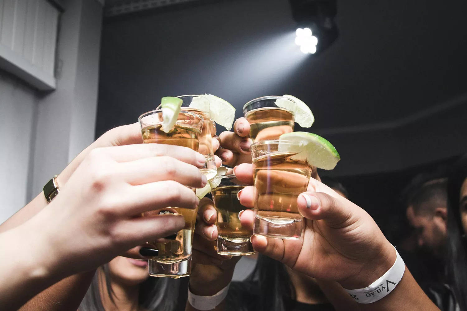 Unos adolescentes brindan con chupitos de alcohol / PEXELS