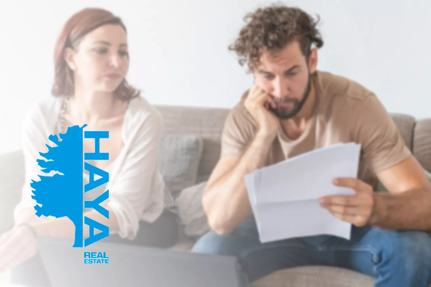 Una pareja revisa su contrato con Haya Inmobiliaria / FOMONTAJE CG (FREEPIK)