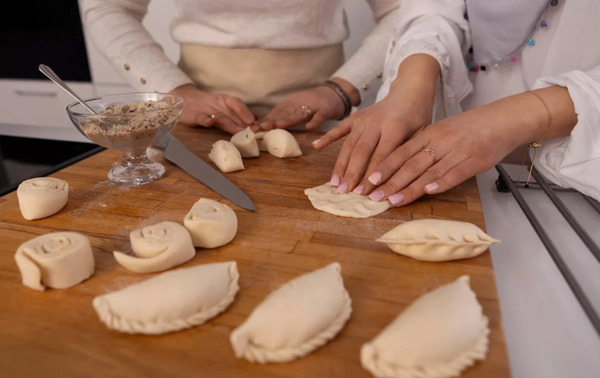 Dos personas amasan empanadillas / FREEPIK