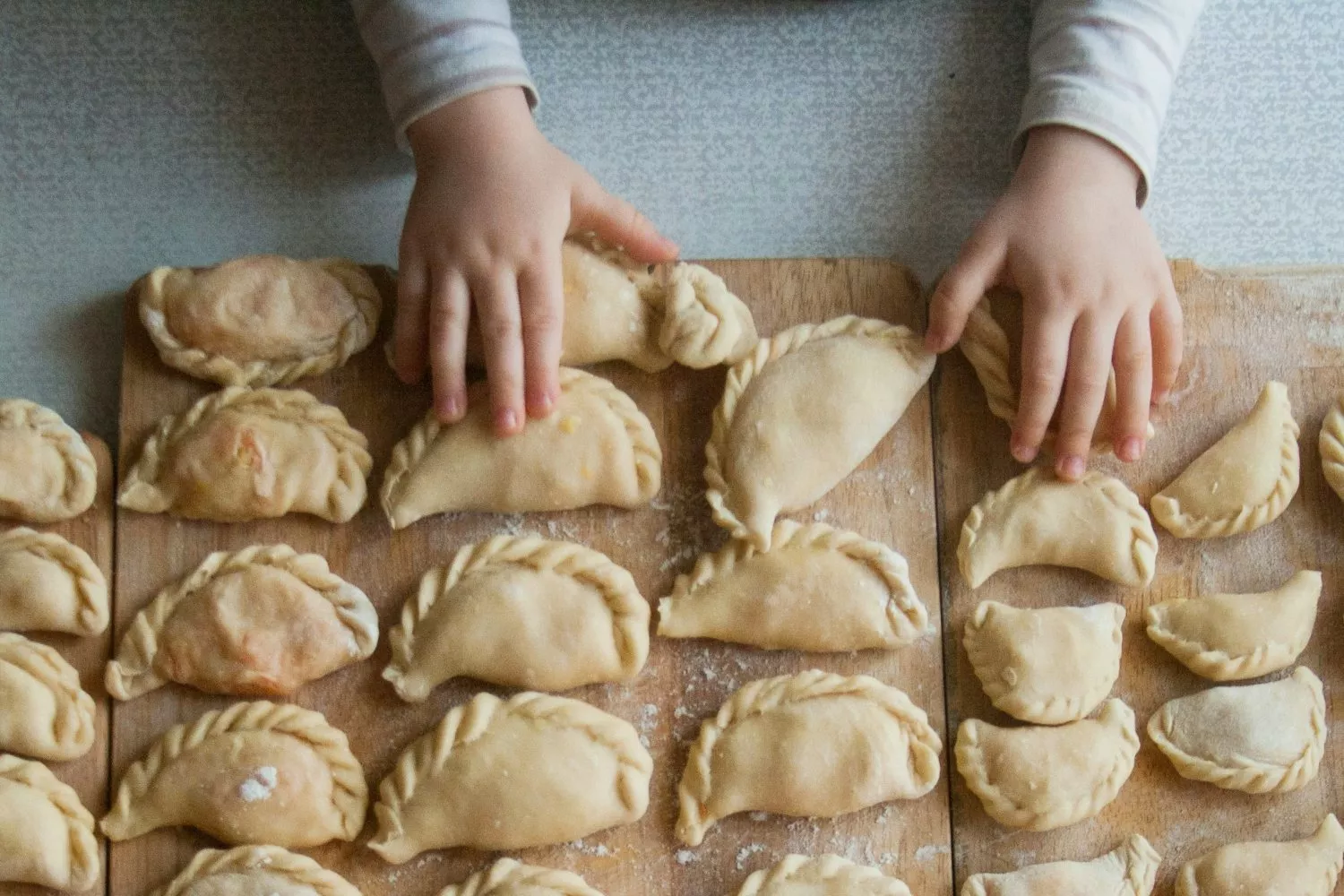 Una persona prepara unas empanadillas de forma casera / UNSPLASH