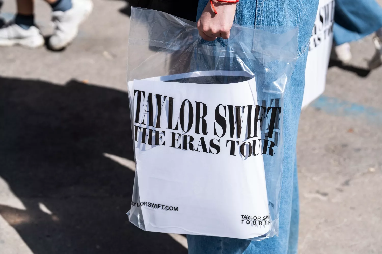 Un fan de Taylor Swift compra productos para los conciertos este 29 y 30 de mayo en Madrid / MATIAS CHIOFALO - EP