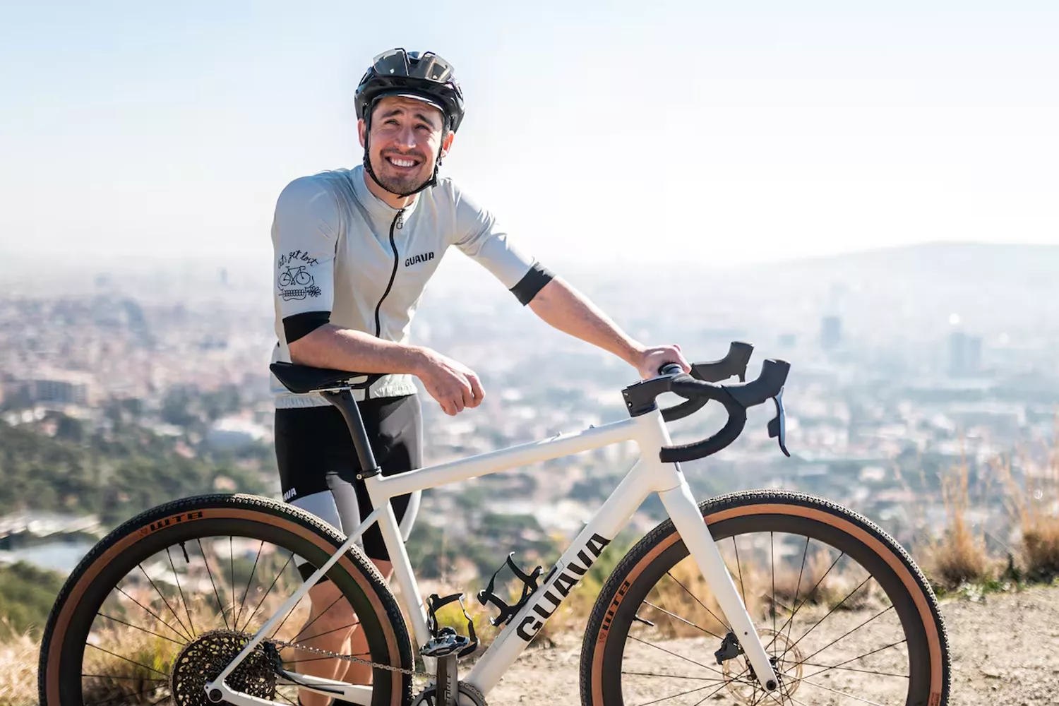 Bojan Krkic con una bicicleta Guava en un mirador de Barcelona / GUAVA ORIOL BATISTA