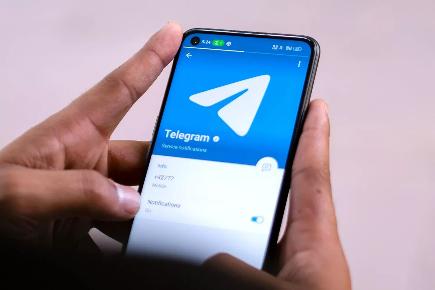 Una persona utiliza la aplicación de Telegram / PEXELS