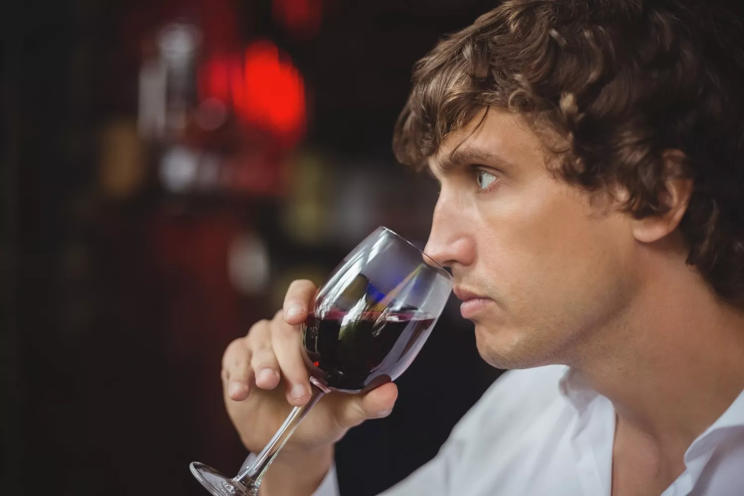 Un hombre disfruta del olor de un vino / FREEPIK - @wavebreakmedia_micro