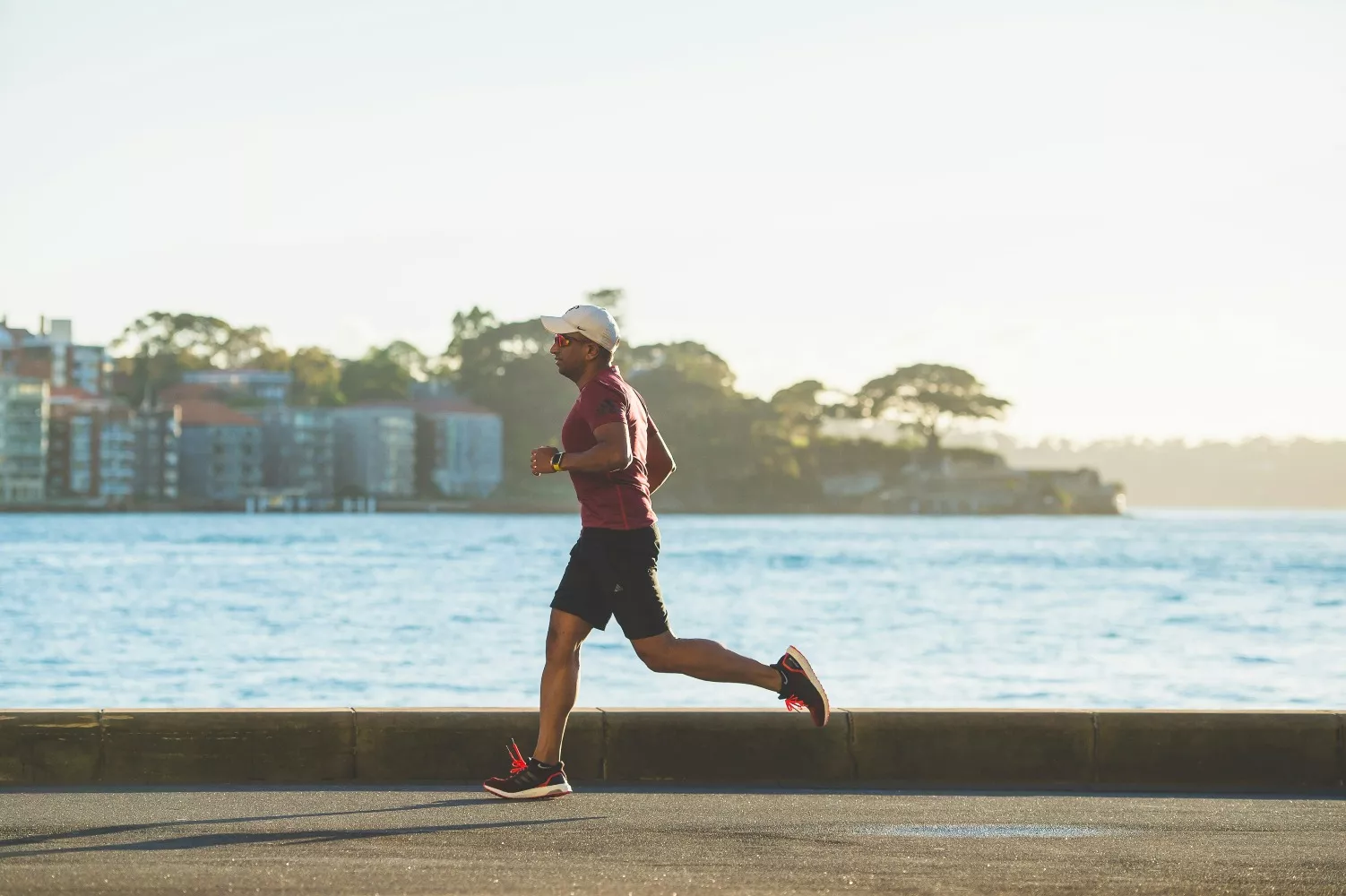 Un corredor que lleva un modelo similar a las Adidas rebajadas en Amazon / UNSPLASH