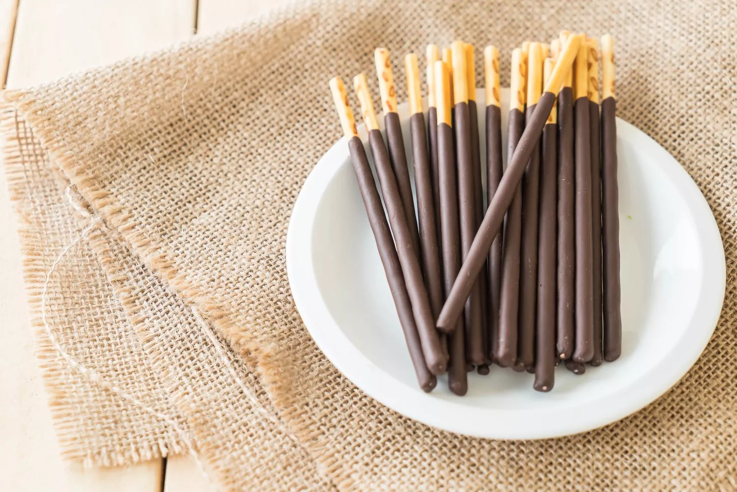 Unos sticks de chocolate parecidos a los afectados por la alerta / FREEPIK -@topntp26