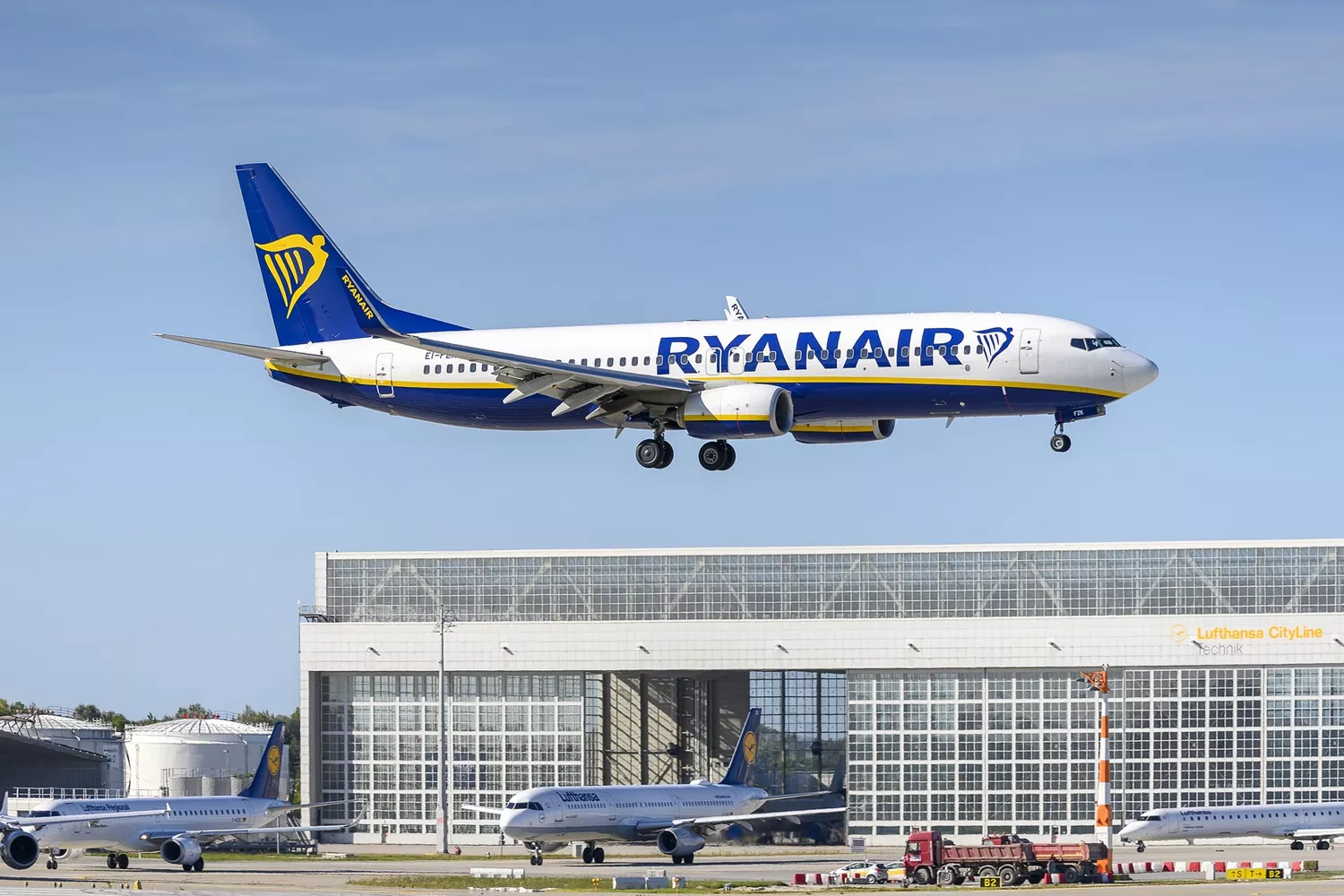 Un avión de Ryanair en un aeropuerto / PIXABAY