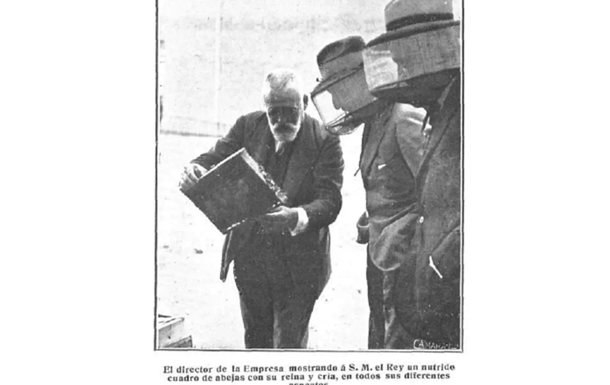 El rey Alfonso XIII durante su visita a la fábrica / HEMEROTECA BIBLIOTECA NACIONAL