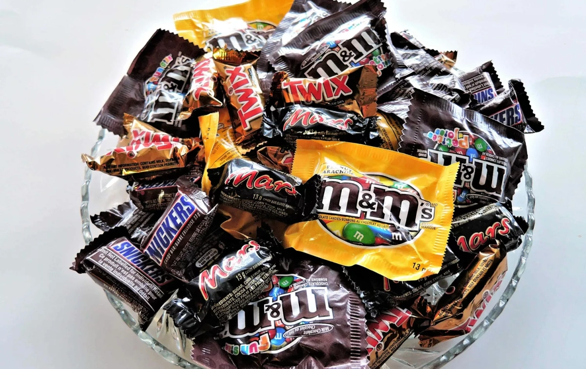 Un cuenco con ultraprocesados como M&M's, Twix y otros productos de la multinacional Mars / PEXELS