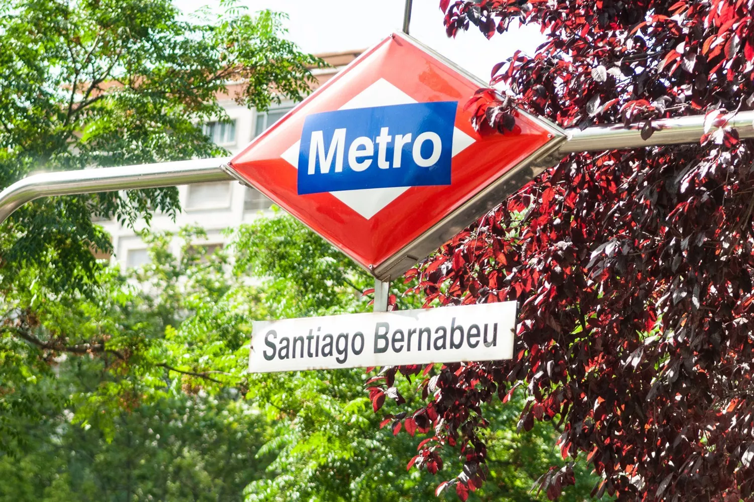 Una de las señales de la parada de Metro Santiago Bernabéu / TWITTER