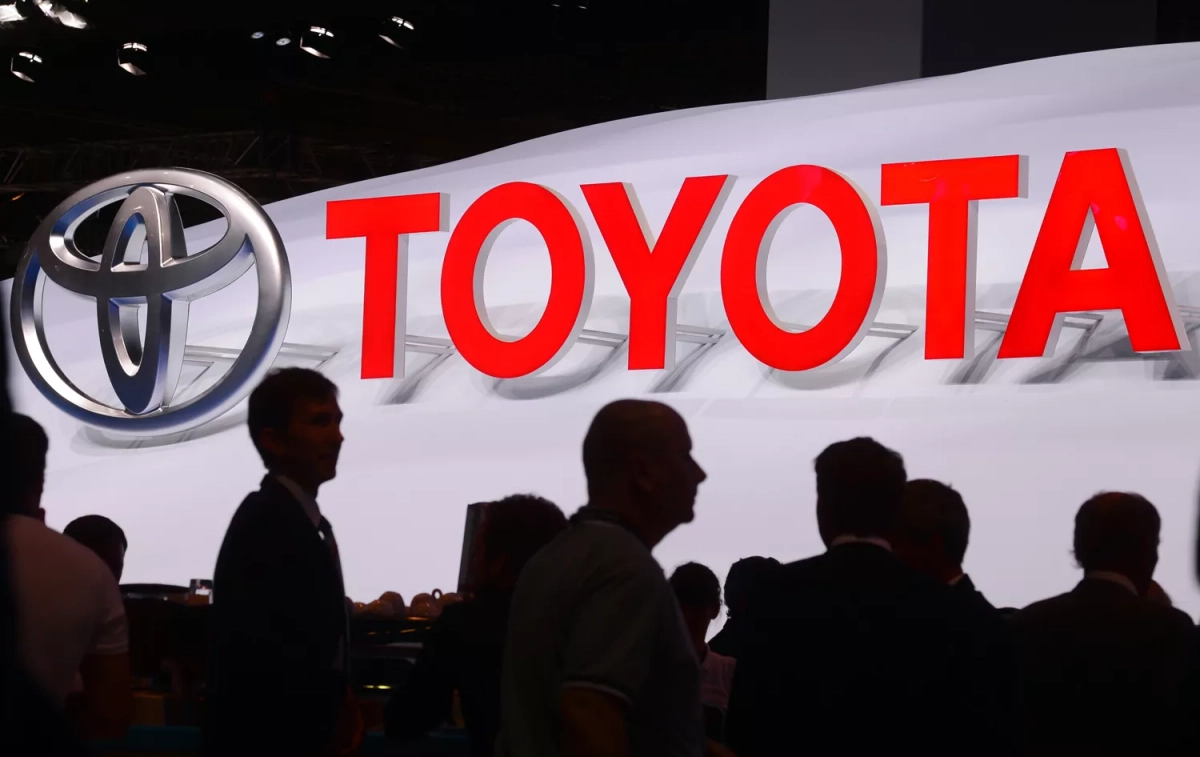 El logo del fabricante de coches Toyota y varios directivos / Jens Wolf - DPA - Zentralbild