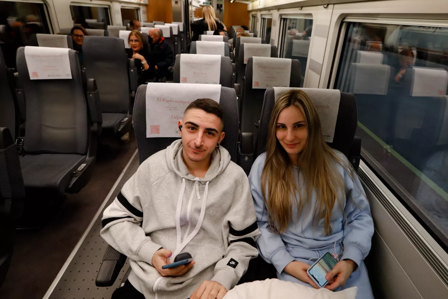 Dos jóvenes realizando un viaje en tren por Europa / EDU BOTELLA - EP