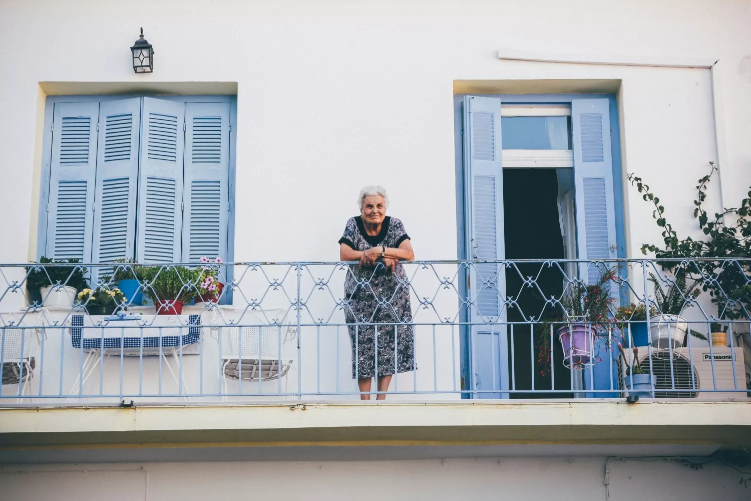 Una abuela en casa en verano / UNSPLASH