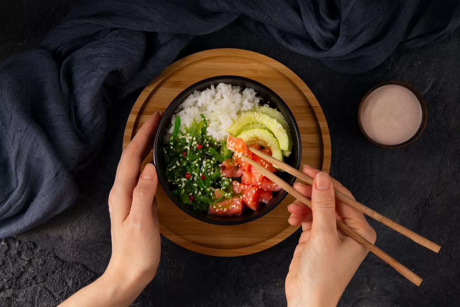 Un plato de poke para seguir una dieta sana y equilibrada / FREEPIK