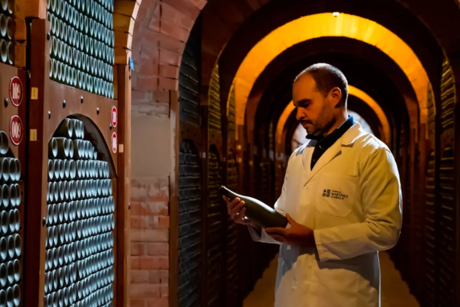 Un enólogo de la bodega Familia Martínez Zabala, donde se elabora el vino más exportado de Rioja / FMZ