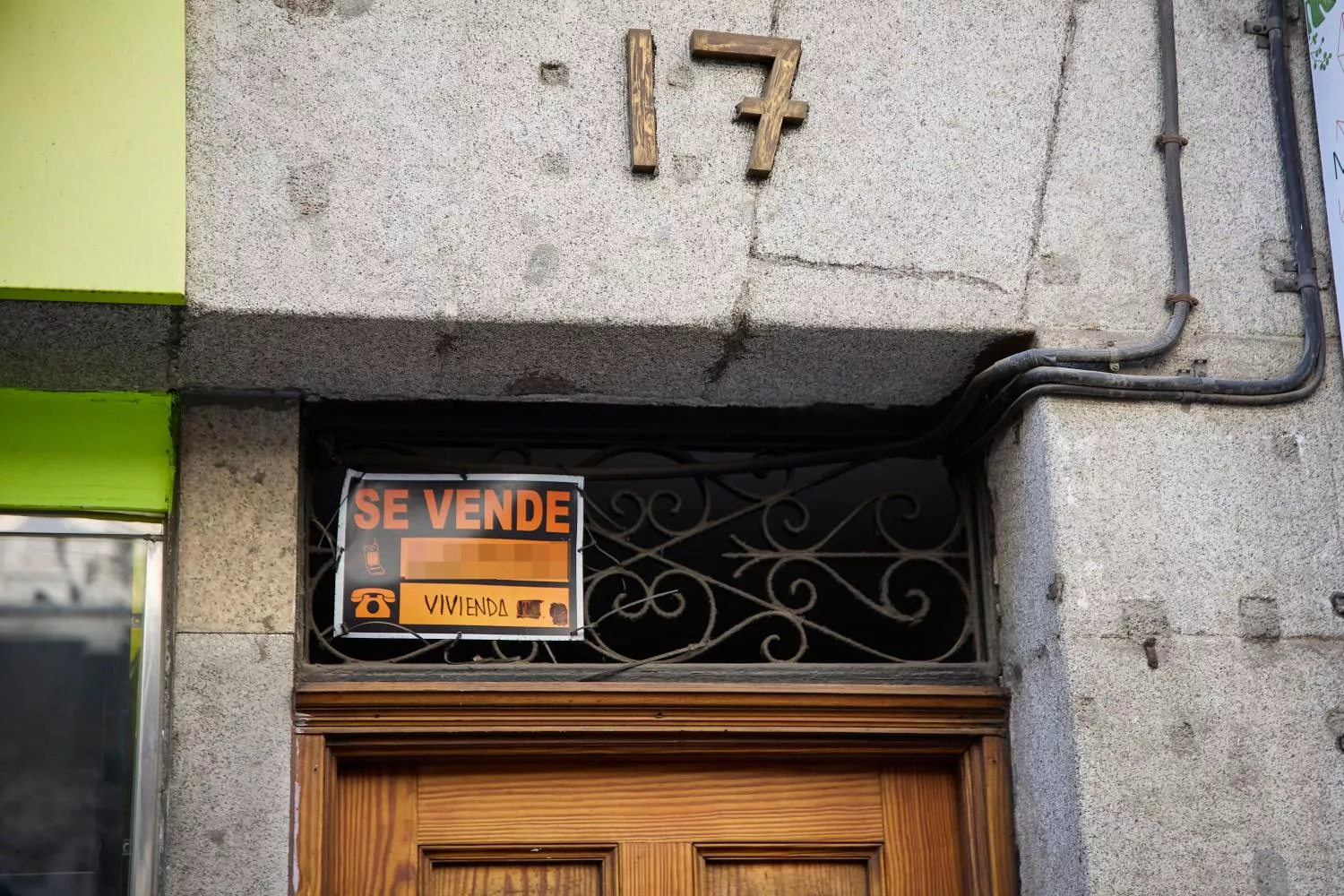 Cartel de 'Se vende' en una vivienda / JESÚS HELLÍN - EUROPA PRESS