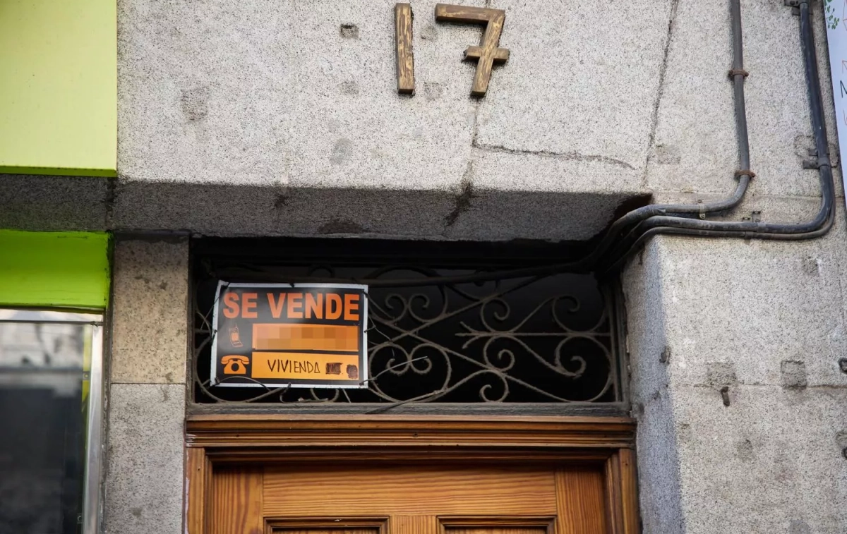 Cartel de 'Se vende' en una vivienda / JESÚS HELLÍN - EUROPA PRESS