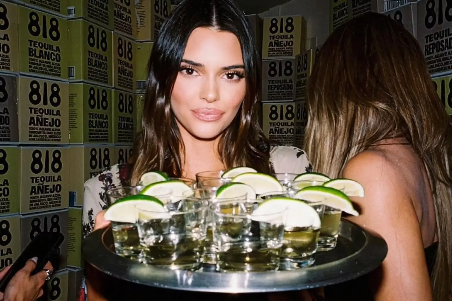 Kendall Jenner con una bandeja llena de chupitos de tequila / INSTAGRAM