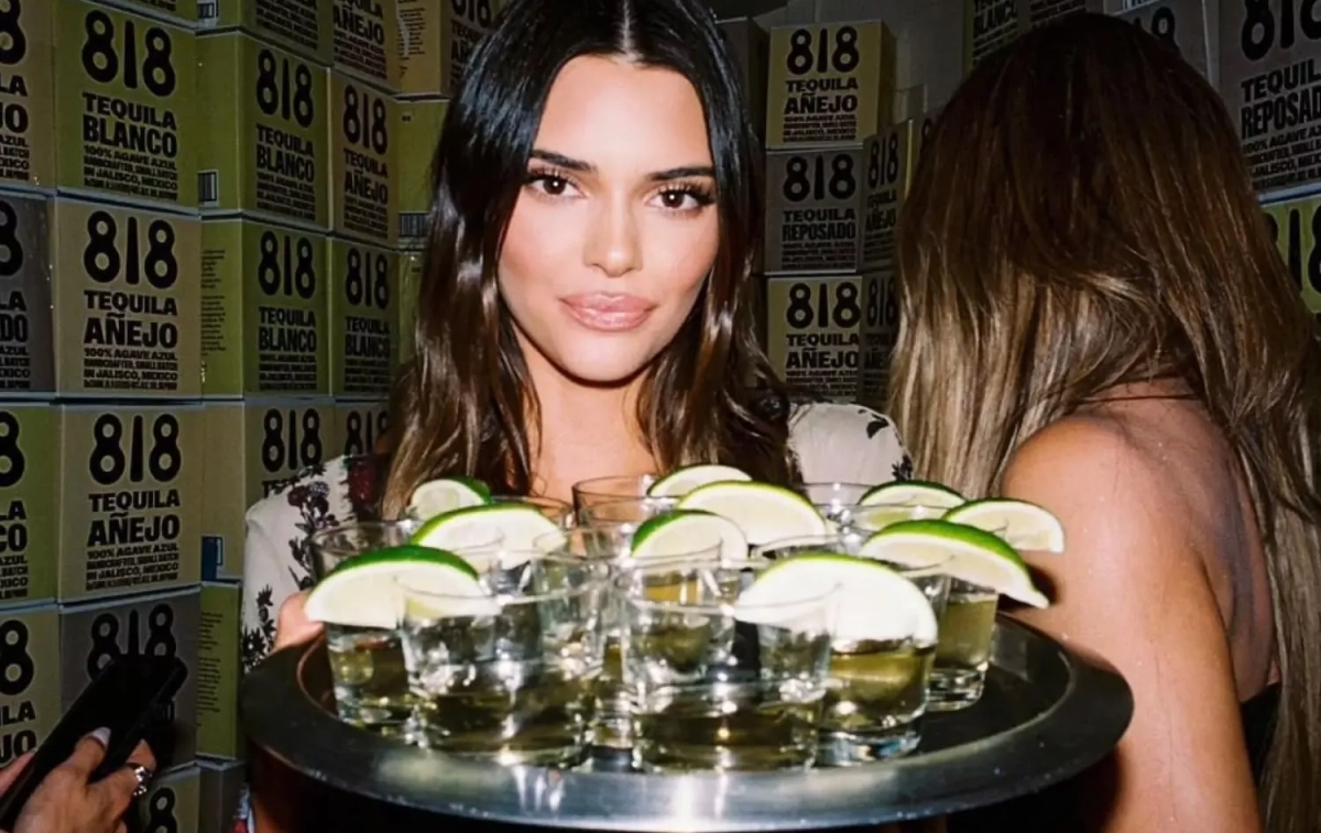 Kendall Jenner con una bandeja llena de chupitos de tequila / INSTAGRAM