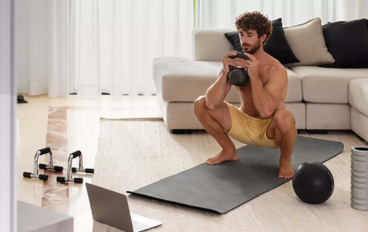 Un hombre hace ejercicio en casa / FREEPIK