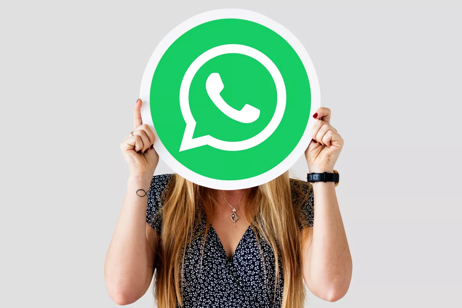 Una mujer sostiene un icono de WhatsApp / FREEPIK - @rawpixel.com