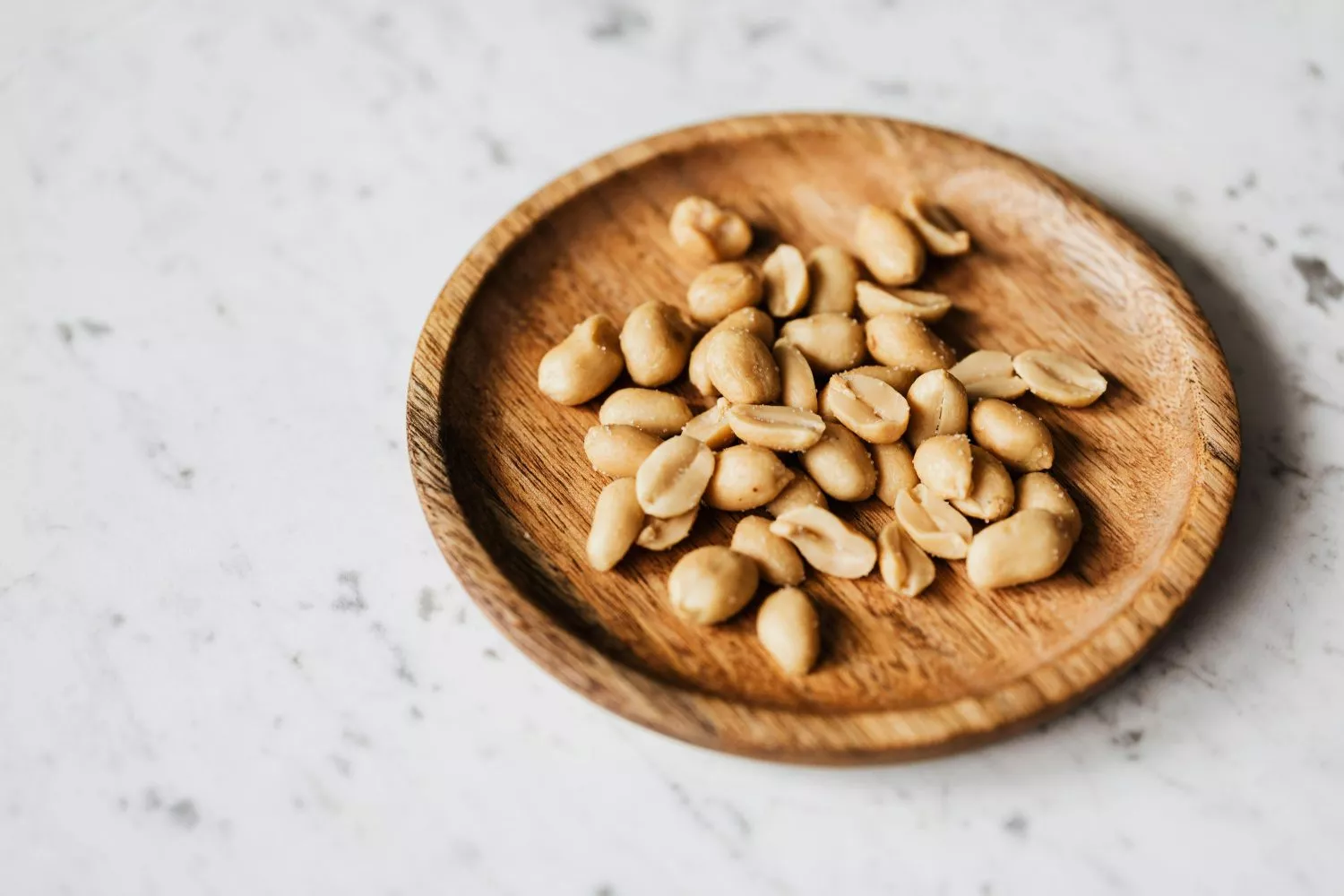 Cacahuetes tostados en un plato / PEXELS