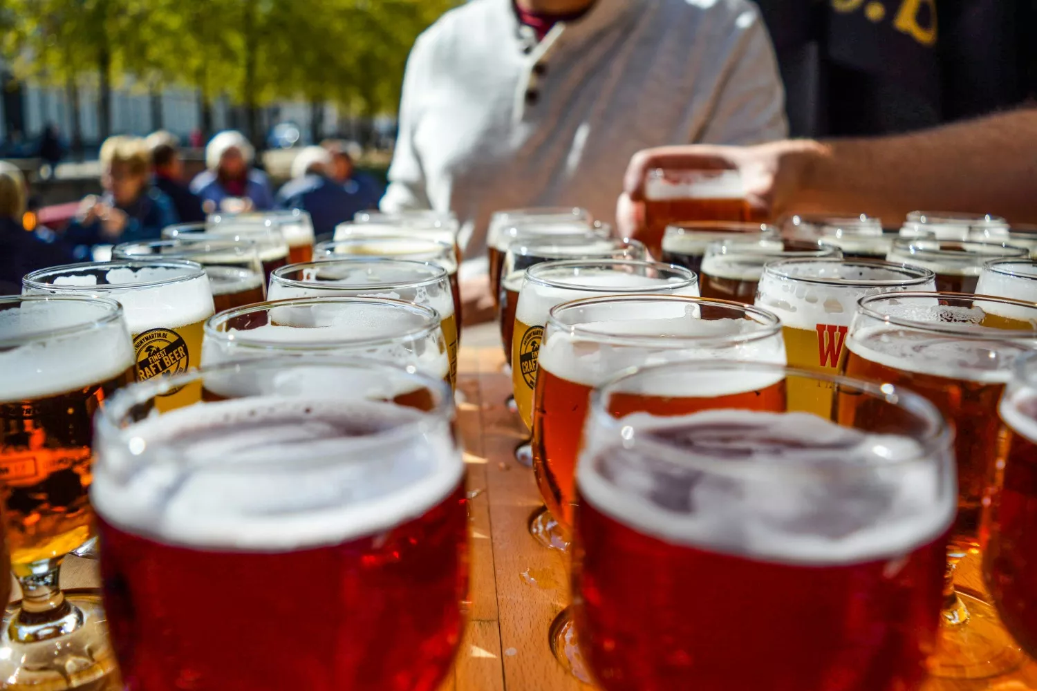 Varias cervezas en una terraza / PEXELS