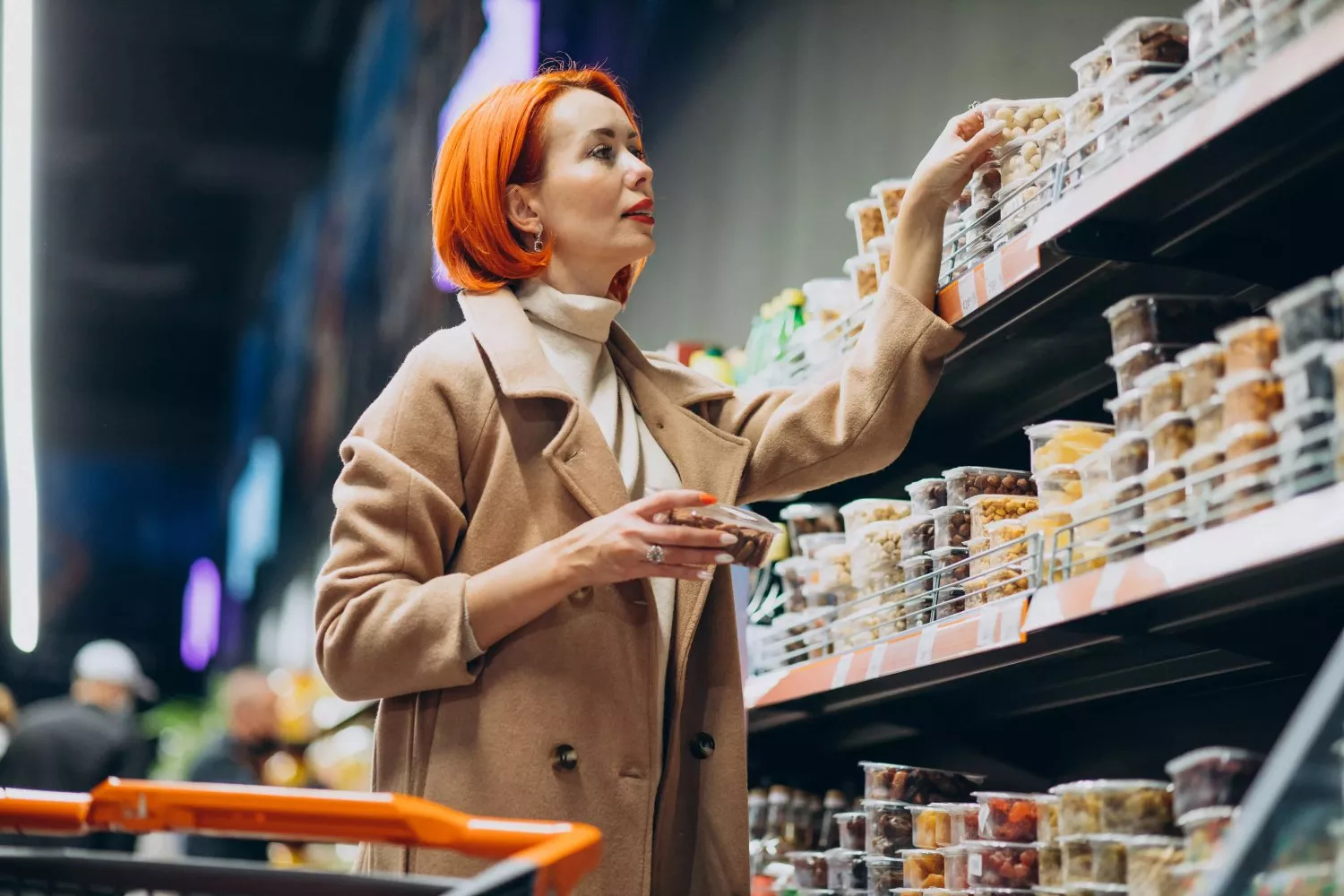 Una mujer realiza la compra en el supermercado / FREEPIK